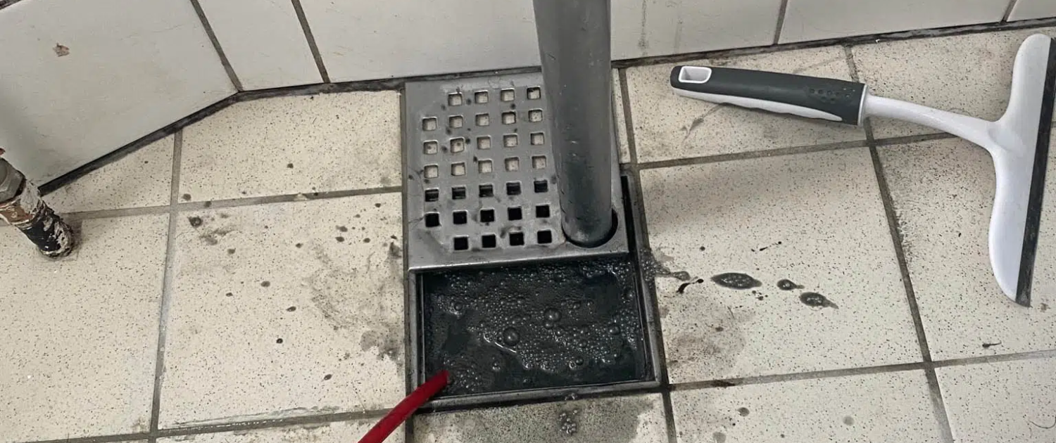 I gang med at fikse stoppet afløb