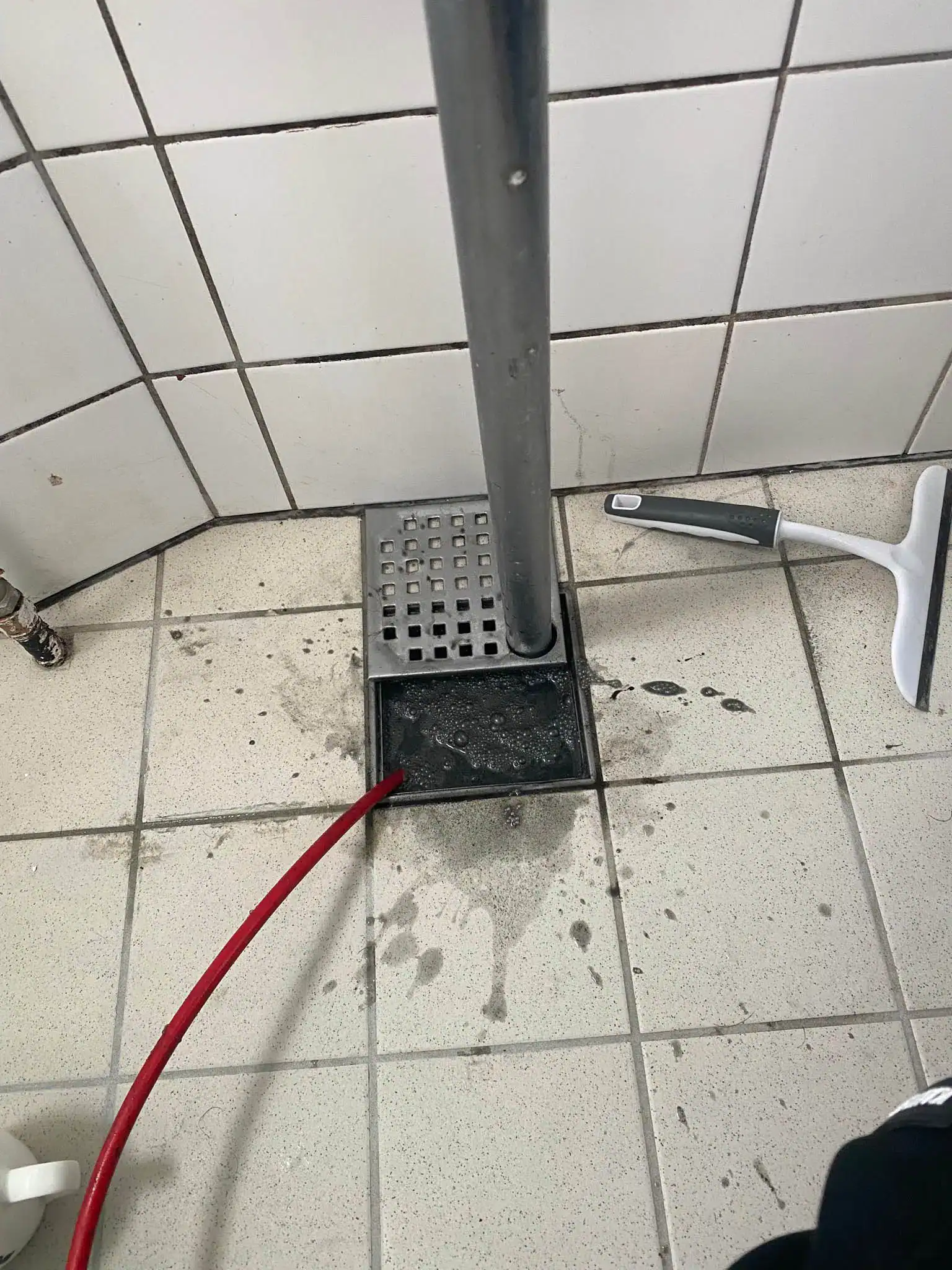 I gang med at fikse stoppet afløb