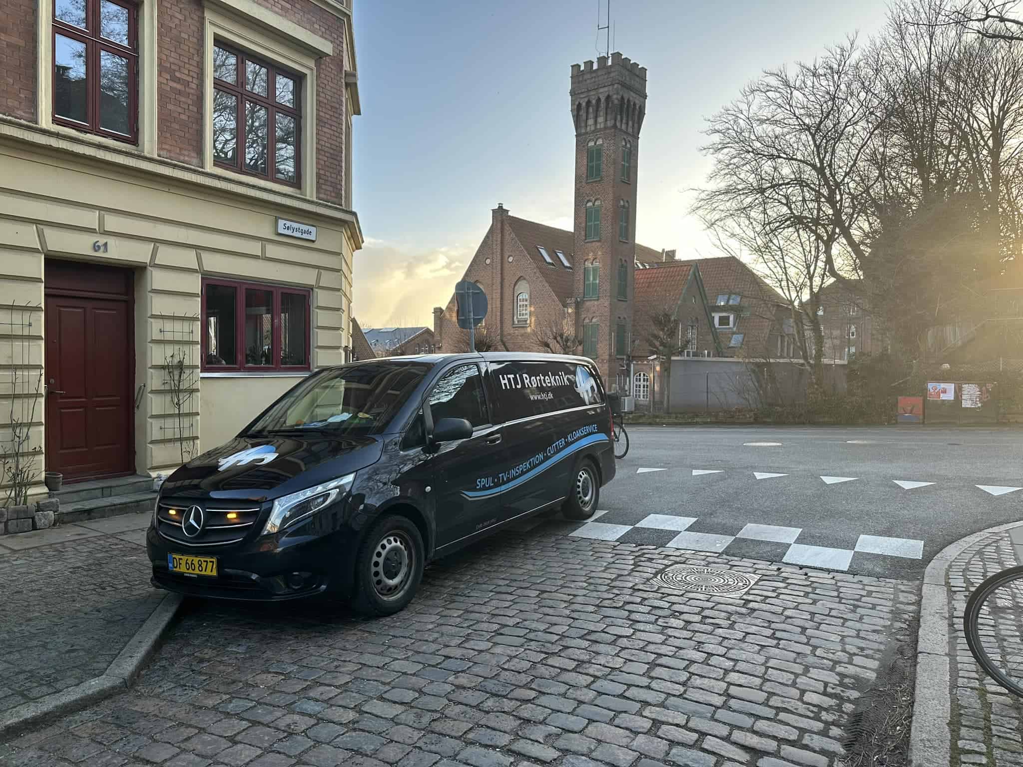 Bil ude til kloakservice